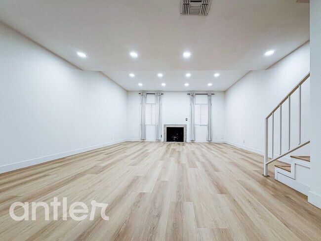 Building Photo - 11933 Goshen Ave