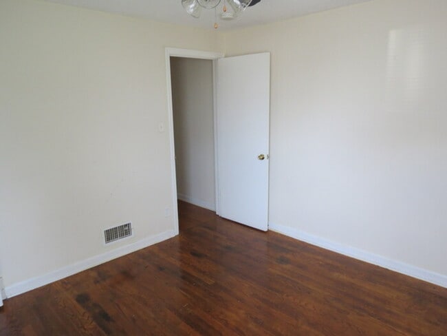 Building Photo - 2741 Thorndale Ave