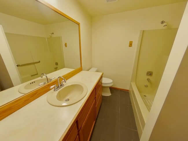 Building Photo - 2 Bedroom Condo In Fantastic Location!