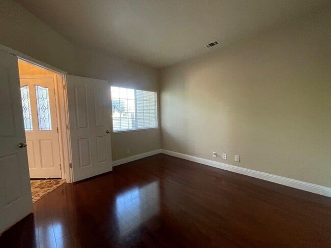 Building Photo - Large Open 4 Bedroom