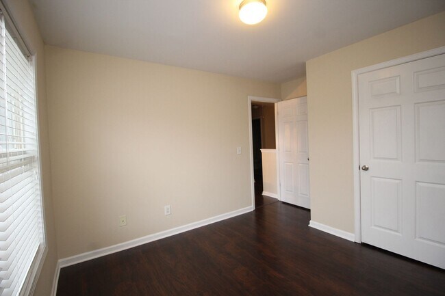 Building Photo - Walking distance to Downtown Sugar Hill!