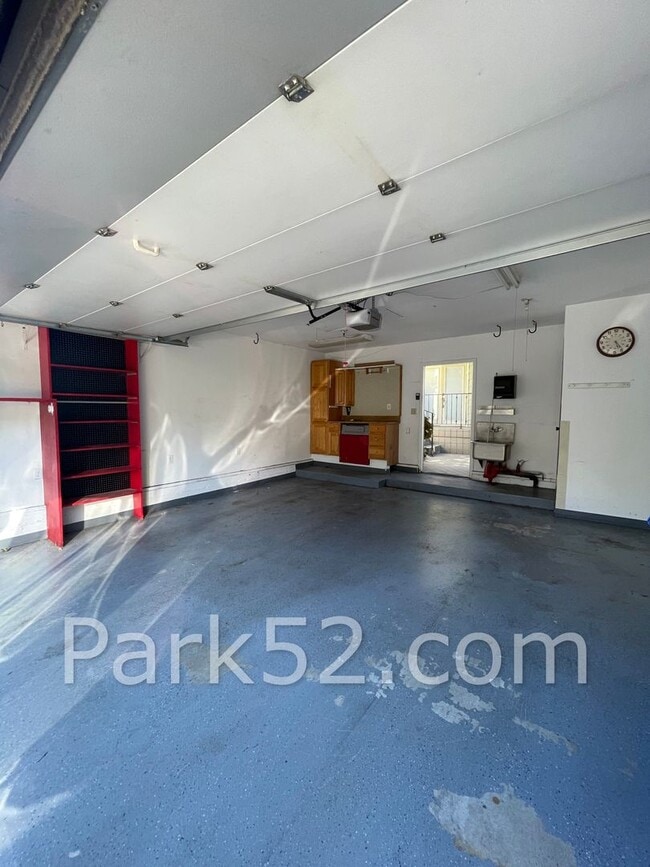 Building Photo - 2 Bedroom Tacoma Townhome