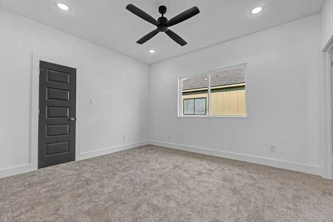 Building Photo - MOVE IN SPECIALS