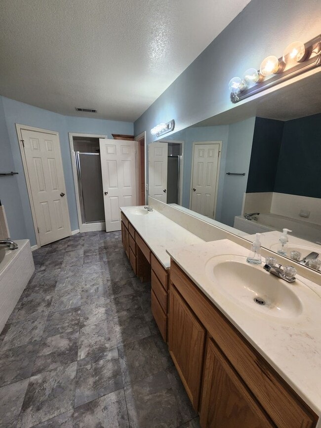 Building Photo - 3/2 Home on 3 acres in West Lampasas