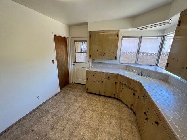 Building Photo - 215 S D St