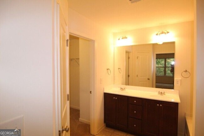 Building Photo - 5850 Vinyard Ln