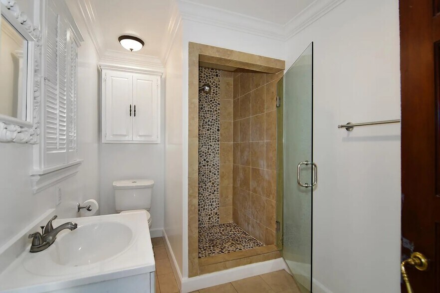 Building Photo - 17601 Tarzana St