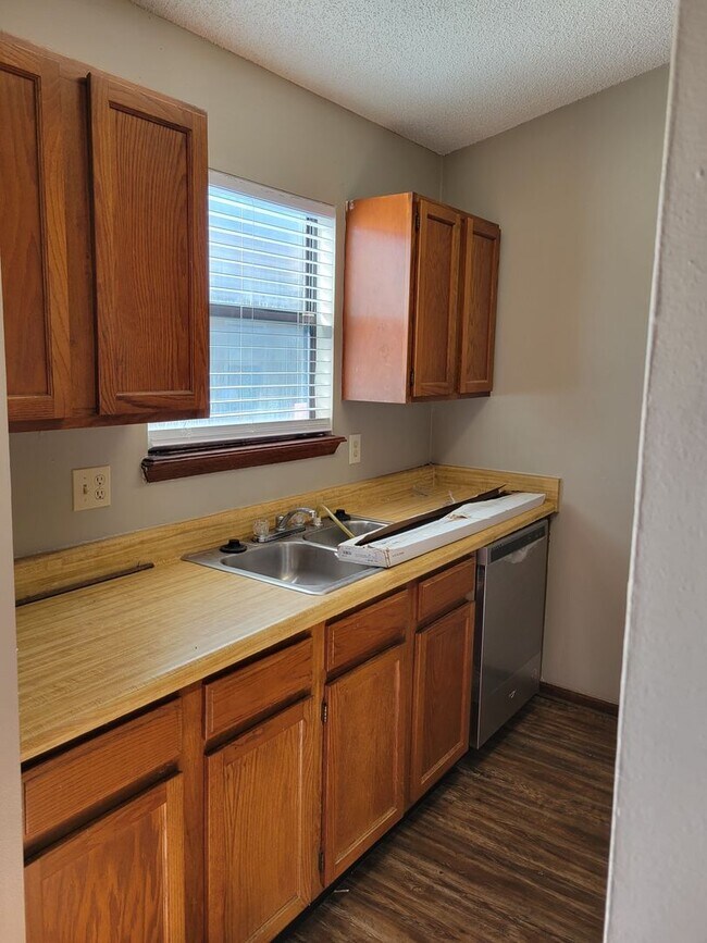 Building Photo - $1195 - 2/2 - Jefferson Square Apartment - Ready to view
