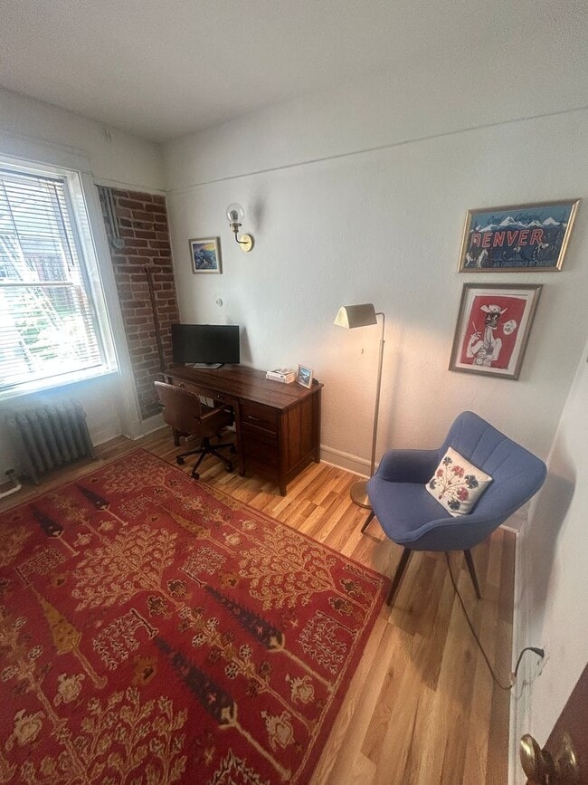 Building Photo - 2 bed 1 bath Cap Hill Condo w/Parking!