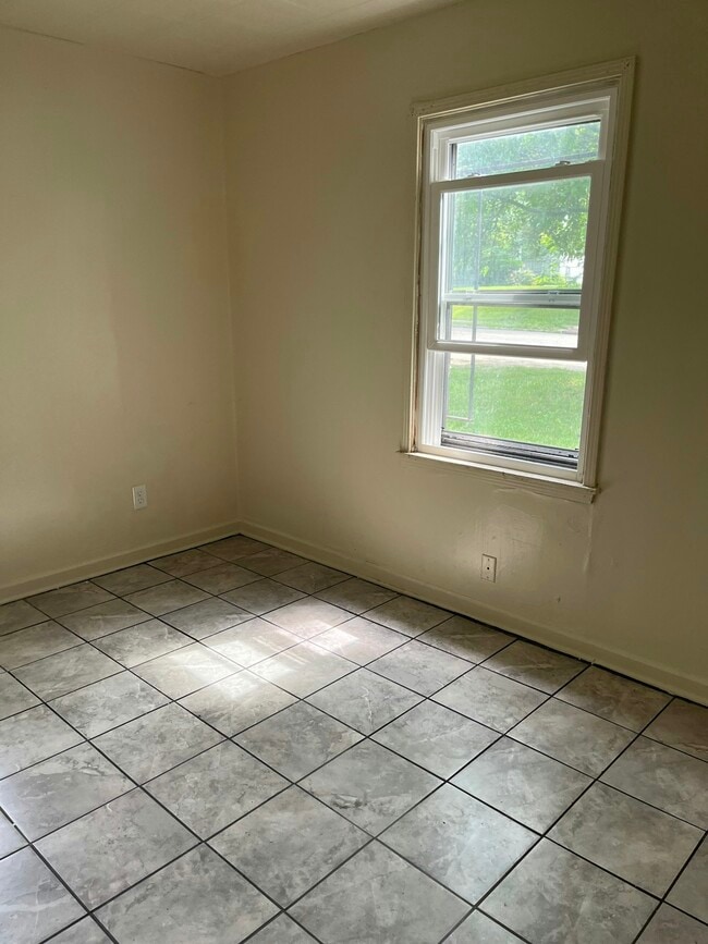 Building Photo - 819 Rosedale Dr