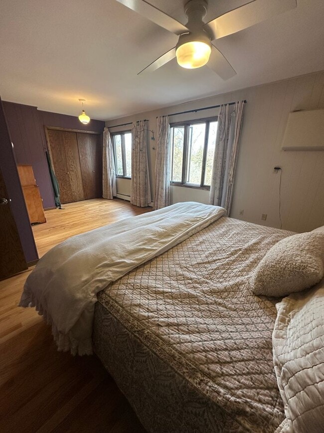 Building Photo - Wonderful 4BR 3BA w/ 2 Car Garage on 1.38 Acres in desirable Mendota Heights neighborhood!