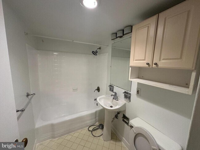 Building Photo - 522 21st St NW