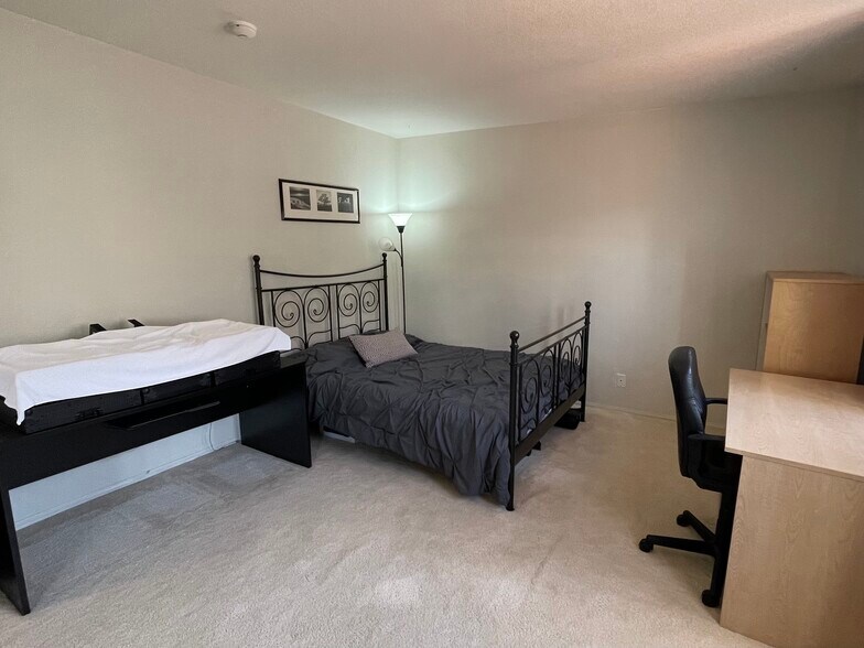 2nd master size bedroom - 231 N Broadway