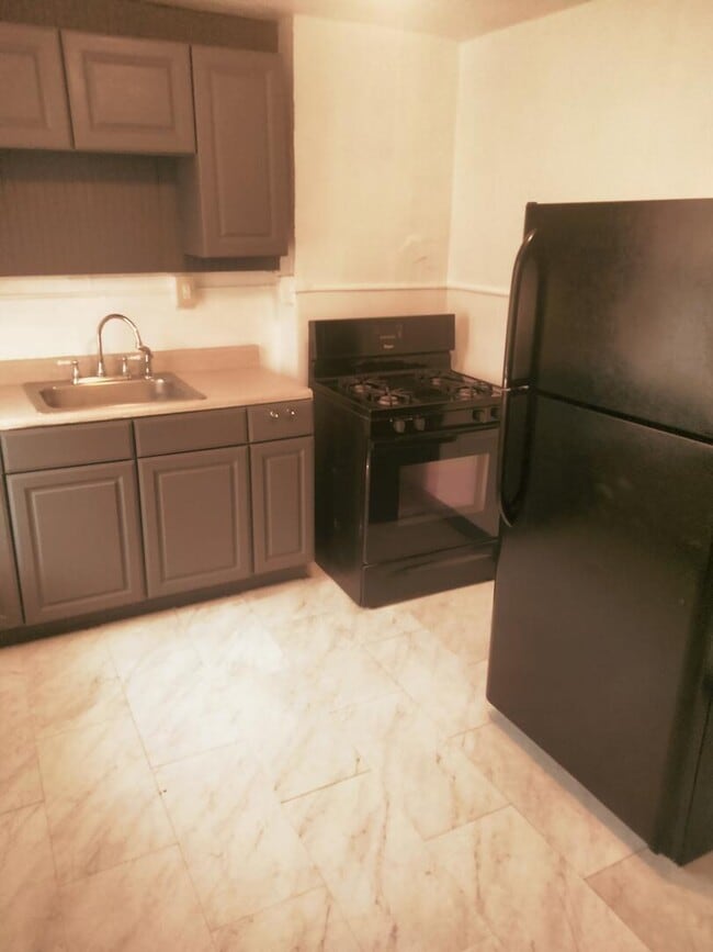 Building Photo - 300 E 12th Ave