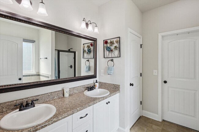 Building Photo - Spacious 4BR Home with Screened Porch & Fenced Yard in Effingham