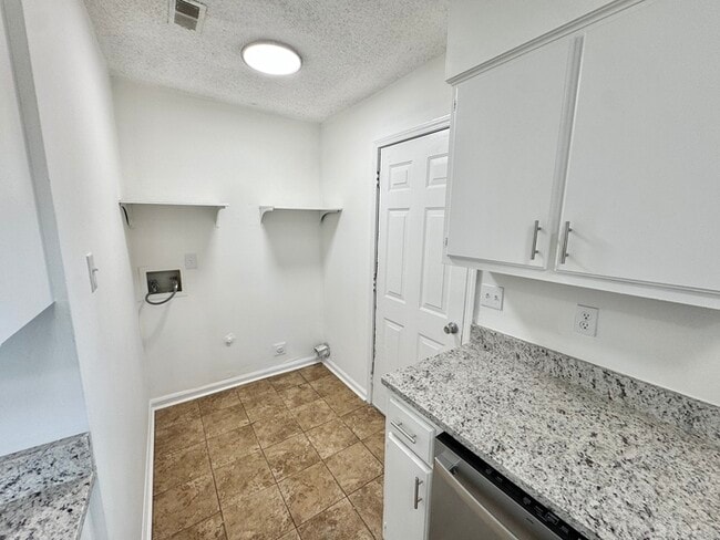 Building Photo - 3804 Walsingham Dr
