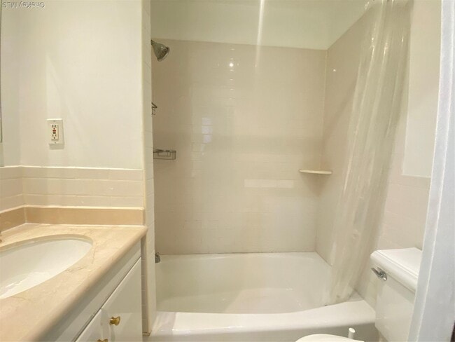 Building Photo - 84-80-84161 161st St