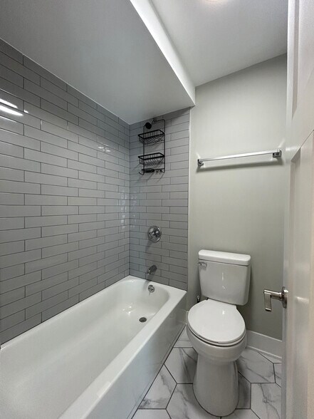 Building Photo - 1214 N La Salle Dr