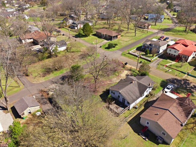 Building Photo - 3332 Walnut Ave SW