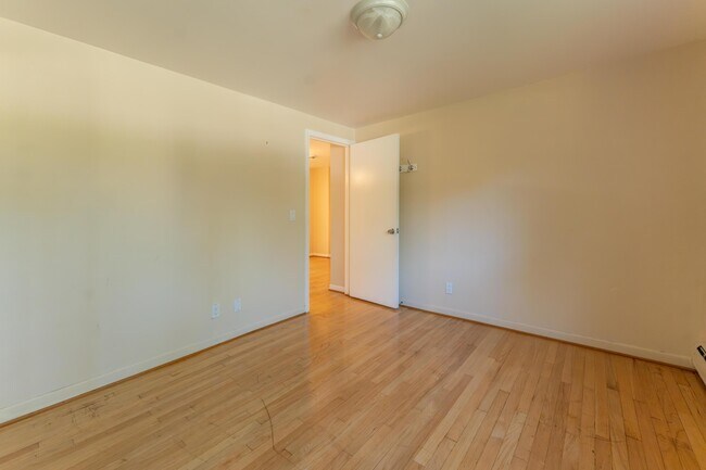 Building Photo - 2616 Douglas Dr