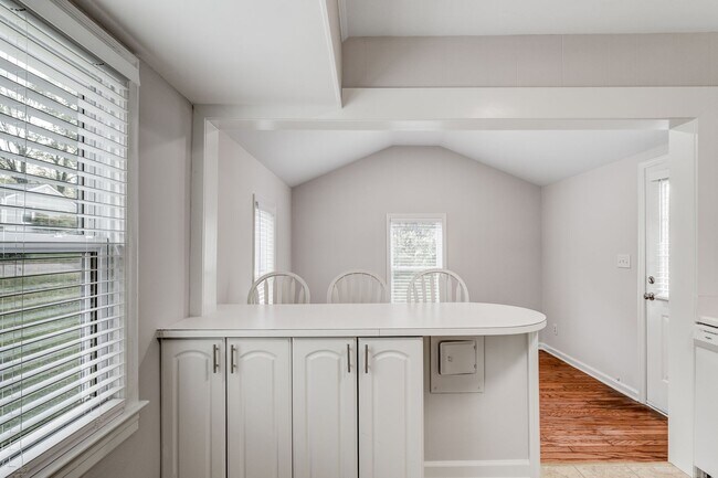 Building Photo - 2 Bed, 2 Bath in the Garden Homes neighborhood of Greensboro!