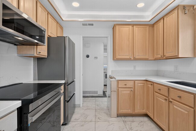 Building Photo - 2490 E Miramonte Cir