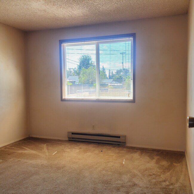 Building Photo - 206 E H St