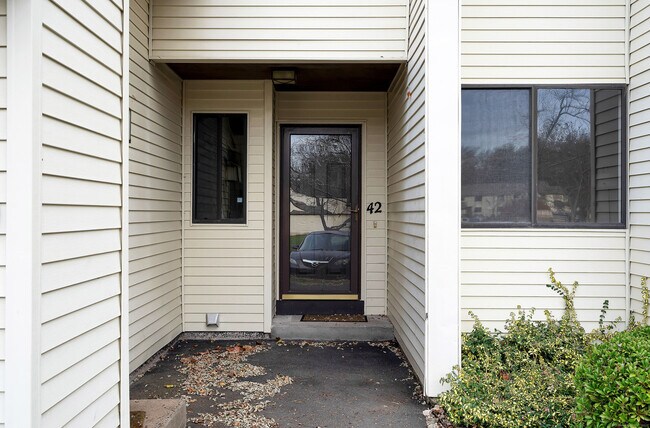 Building Photo - 42 Simsbury Landing