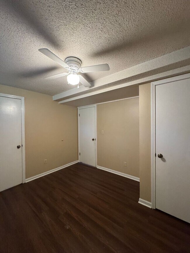 Building Photo - Comfort & Convenience in Shawnee – 3BR Duplex Coming Soon!