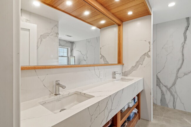 Building Photo - 328 Brewster St