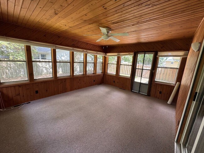 Building Photo - 209 W Royal Dr
