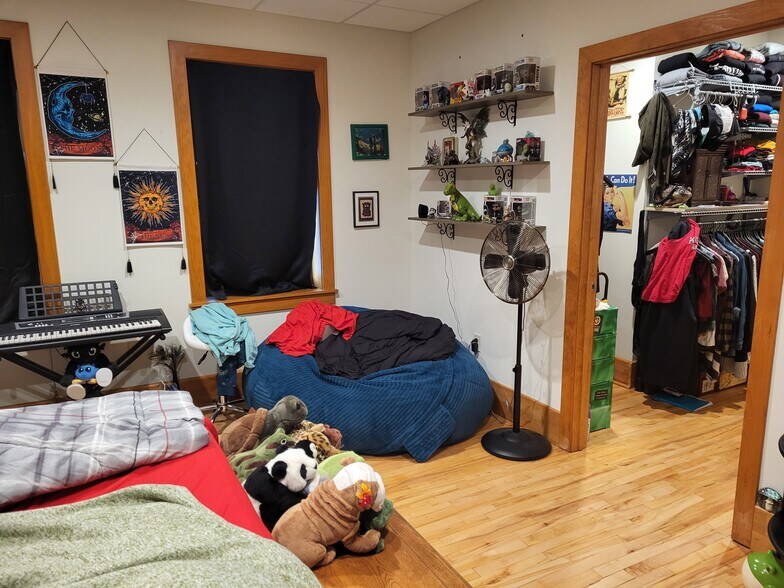 Building Photo - 437 Main St