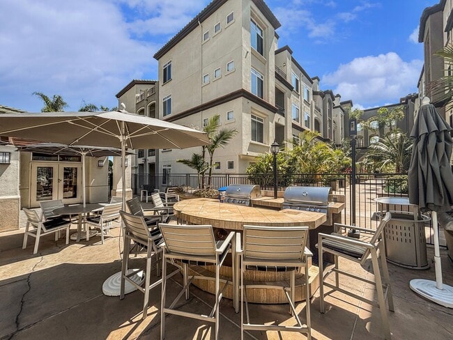 Building Photo - Stunning 2BD/2BA Condo in La Jolla W/ W/D,...