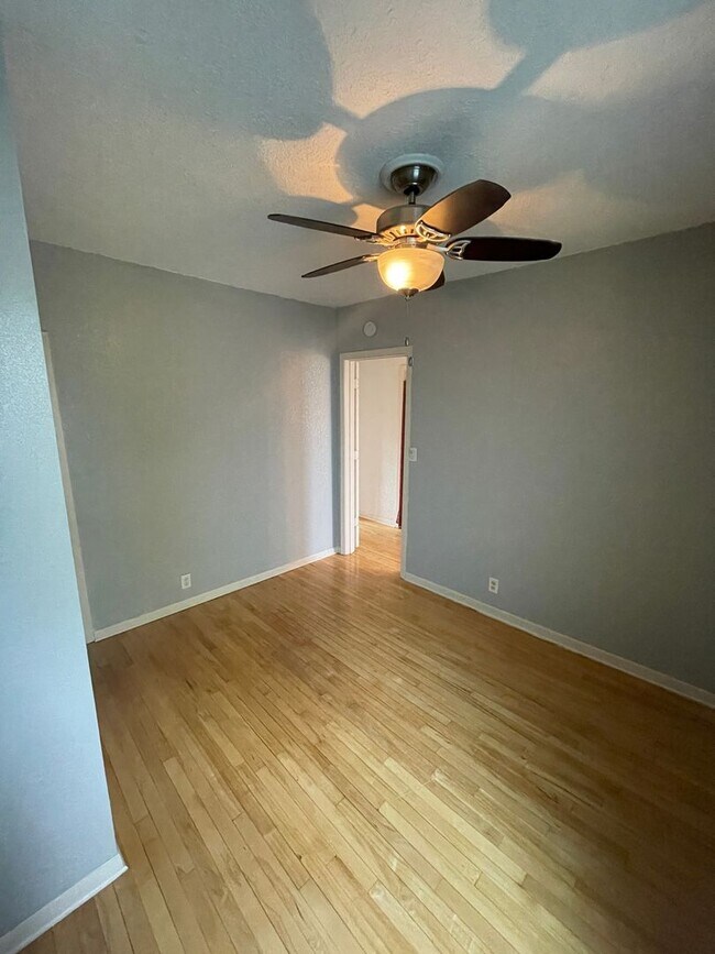 Building Photo - AVAILABLE NOW - 3 Bedroom/1.5 Bath Home wi...