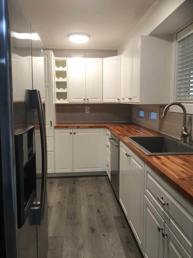 Kitchen - 2505 NE 82nd St