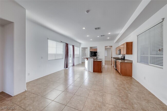 Building Photo - 6534 Ditmars St