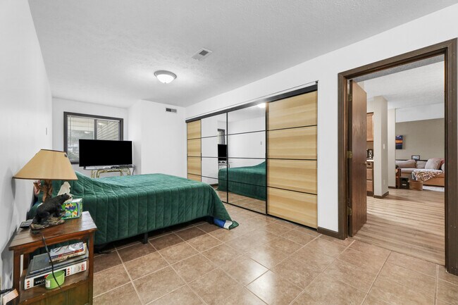 First floor bedroom - 1098 Big Valley Dr