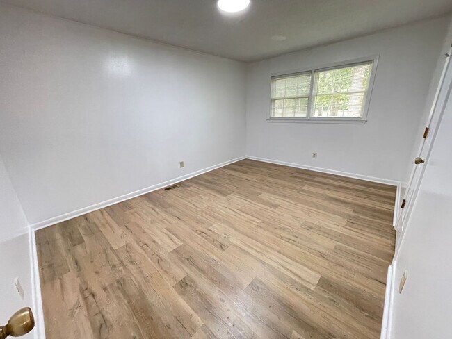 Building Photo - Fantastic location near downtown Pittsboro...