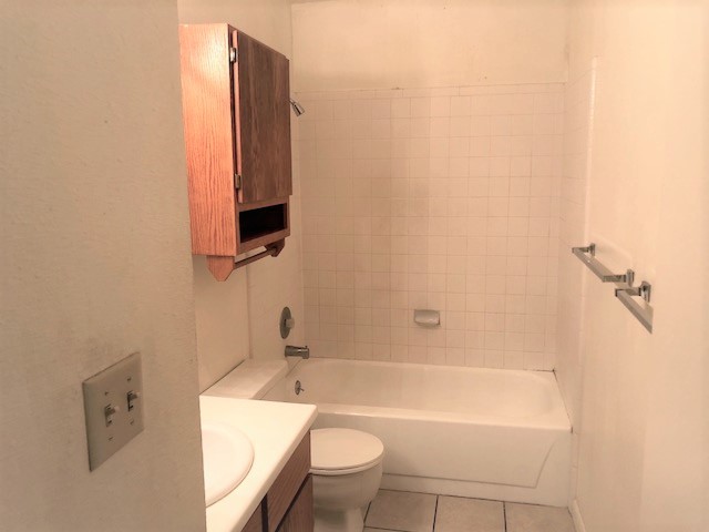 Large Full Bathroom - 98 880 N