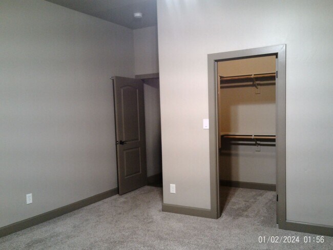 Building Photo - CUSTOM BUILT IN GATED SOUTHERN OAKS !!!  APPLICATION PENDING