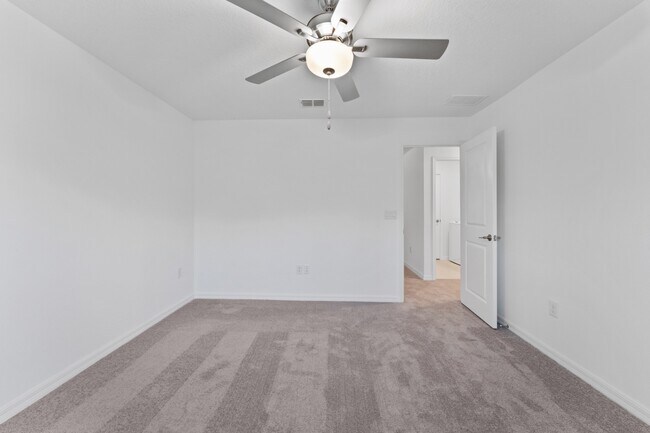 Building Photo - Absolutely stunning 3 BR /2.5 Bath / 2 Car Garage + LOFT townhome in ultra-modern and green-focus...