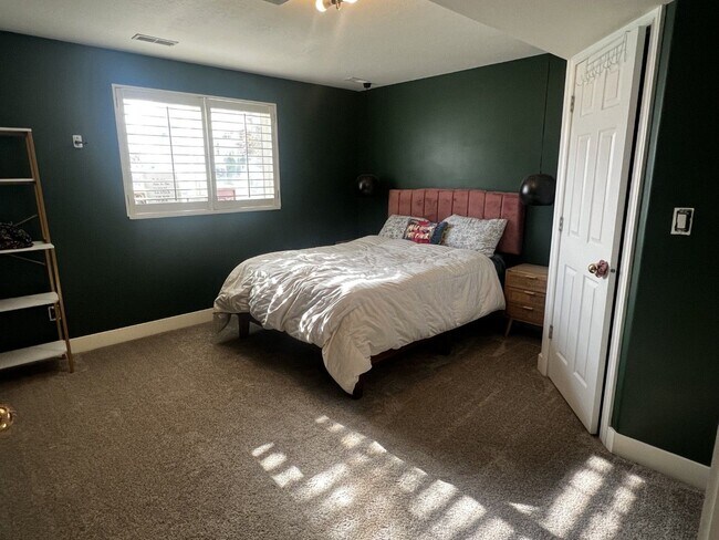 Building Photo - Lovely Home Located In Roy Utah