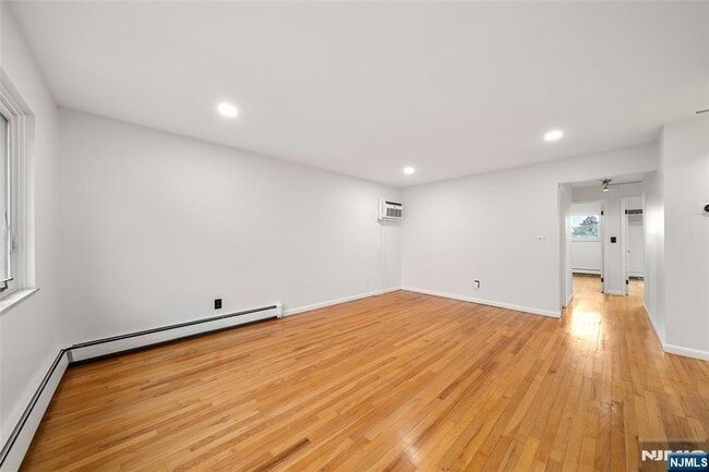 Building Photo - 209 8th St