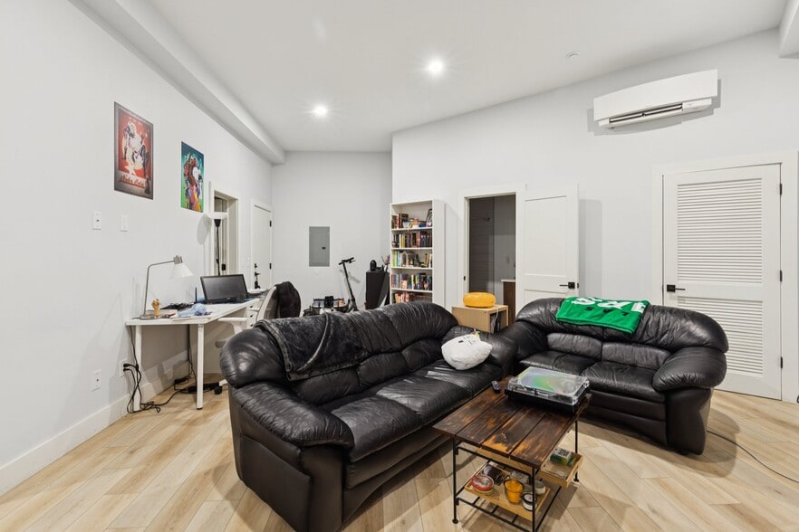 Building Photo - 3849 Lancaster Ave