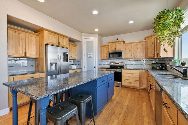 Building Photo - 4 Bedroom, 4 bathroom, Plus office and Loft!