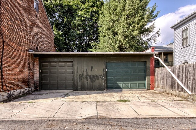 Building Photo - Spacious Home in Downtown Carlisle