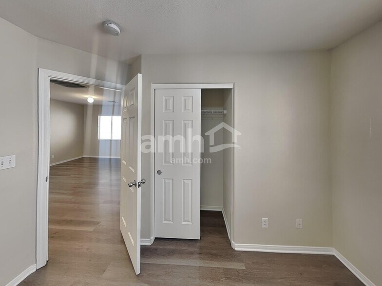 Building Photo - 902 Blue Rosalie Pl
