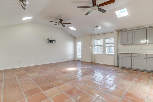 Building Photo - Adorable 1/1 Studio Apartment in Arlington...