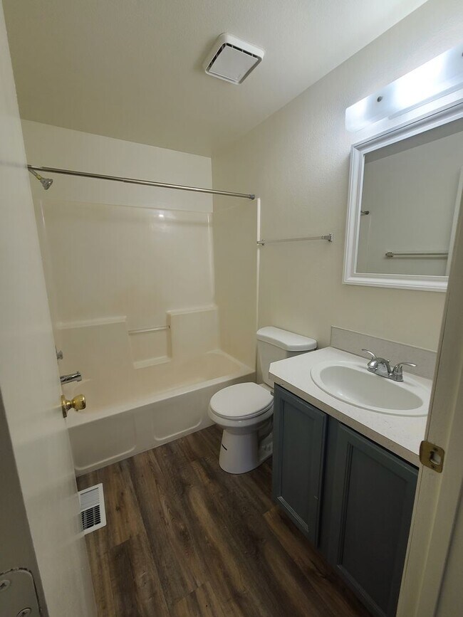 Building Photo - Charming 2 bedroom 1 bath townhome available!