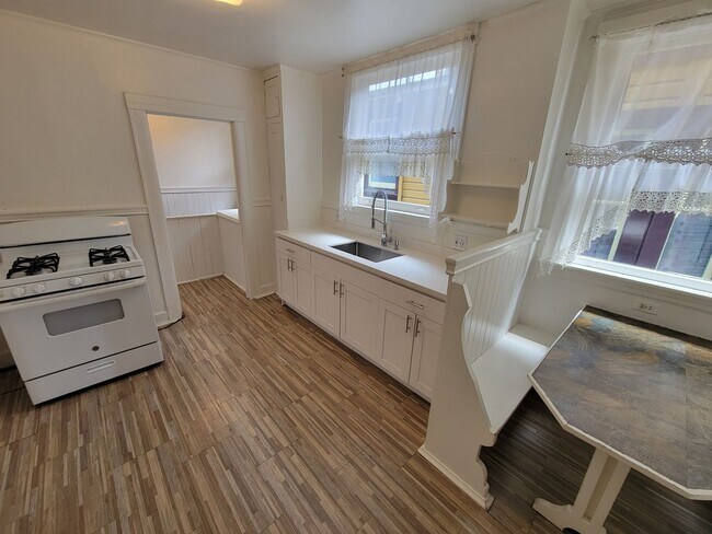 Building Photo - Jewel Of The Sunset! 3 bed/1 bath house ac...
